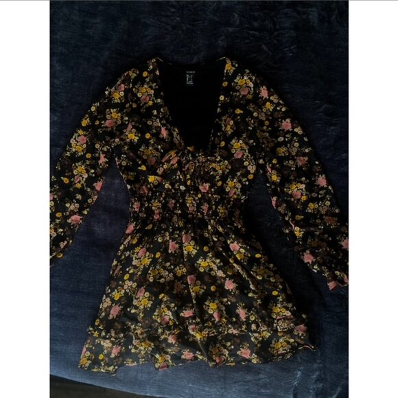 🌸 Forever 21 Floral Mini Dress 🌸 - Picture 2 of 7